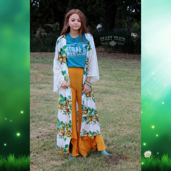 The Golden Girl Duster floral w lace bell sleeve - Picture 2 of 5